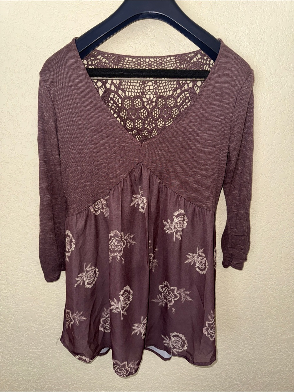 Maurices Taupe-Mauve V-Neck Mixed-Media Tunic with Lace Back Size Small